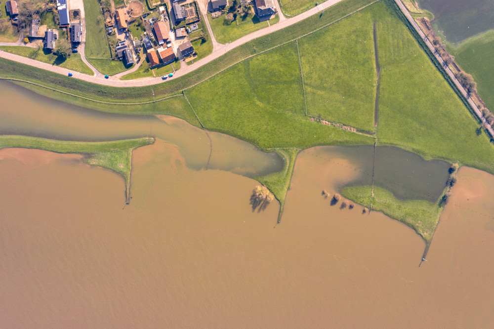 Acheter un bien immobilier en zone inondable : les enjeux et les précautions à prendre